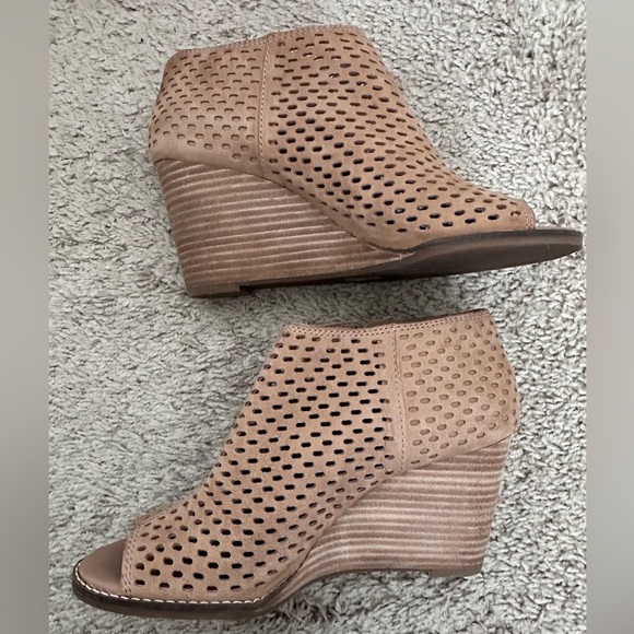 Lucky Brand Tan Wedge Ankle Boots with Peep Toe and Side Zipper - Picture 2 of 8